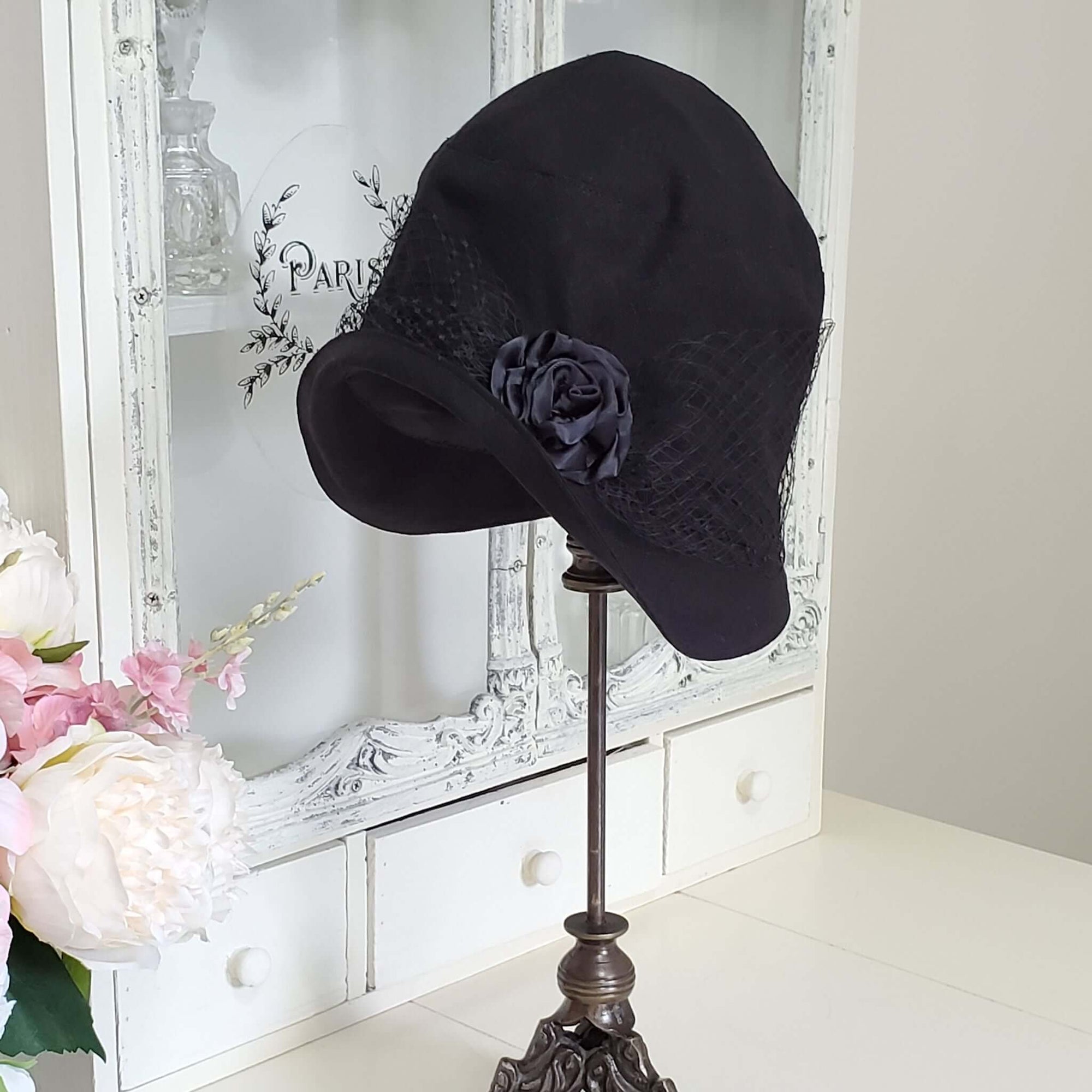 1920s Vintage Style Hat with Veil and Floral Detail
