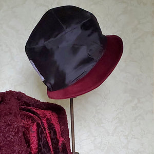 Hat is fully lined with a black polyester acetate lining.
