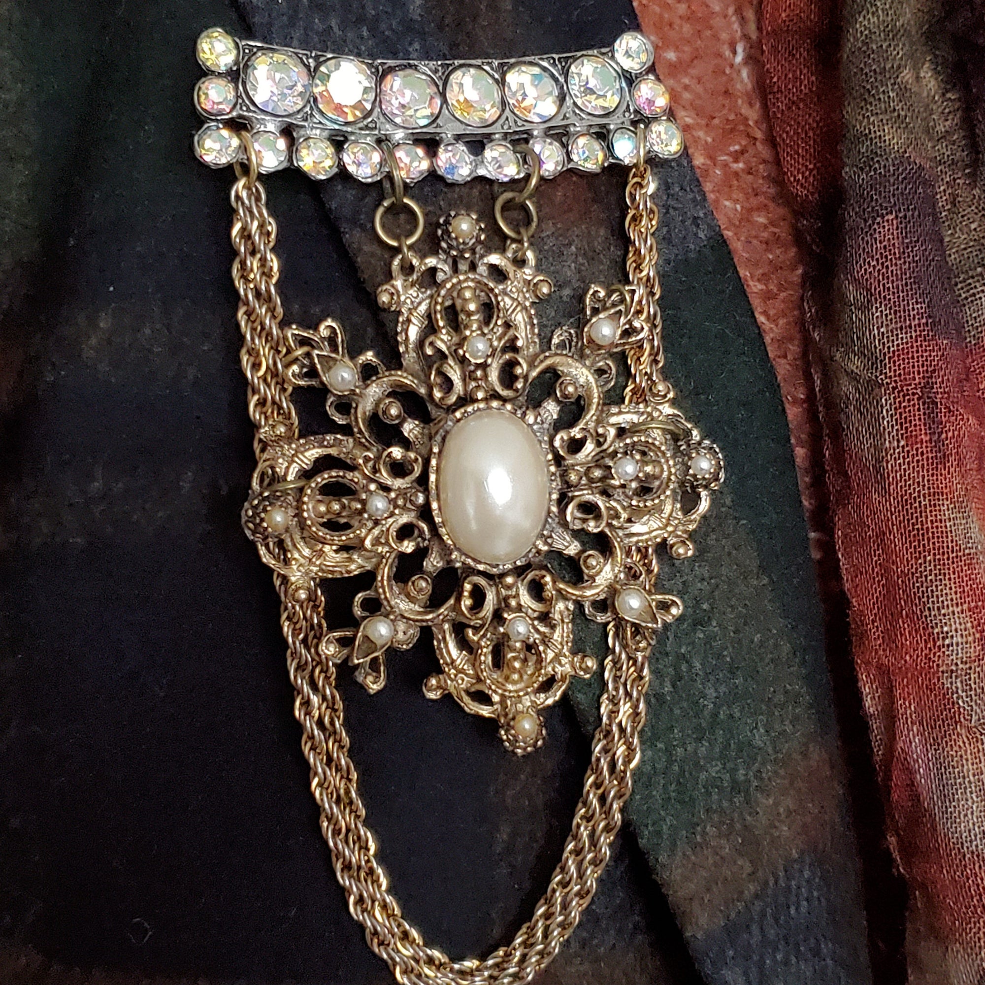 Victoria Cross style pendant with imitation pearl centre and tiny pearl accents.