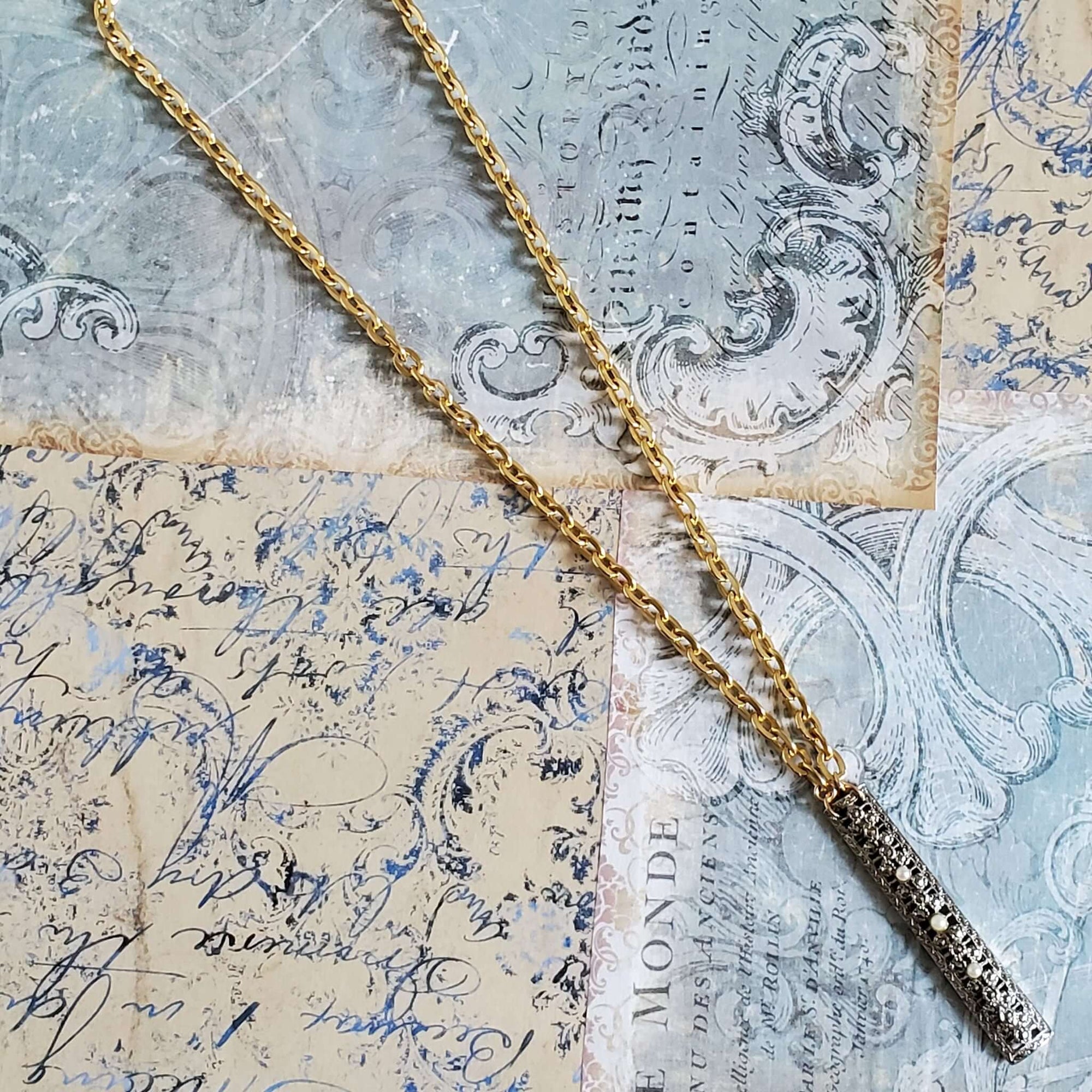 TRUE - Rectangular Pendant Necklace