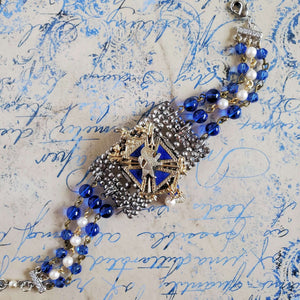 1920s Blue Glass Bead and Pearl Strand Bracelet with a lobster claw clasp.
