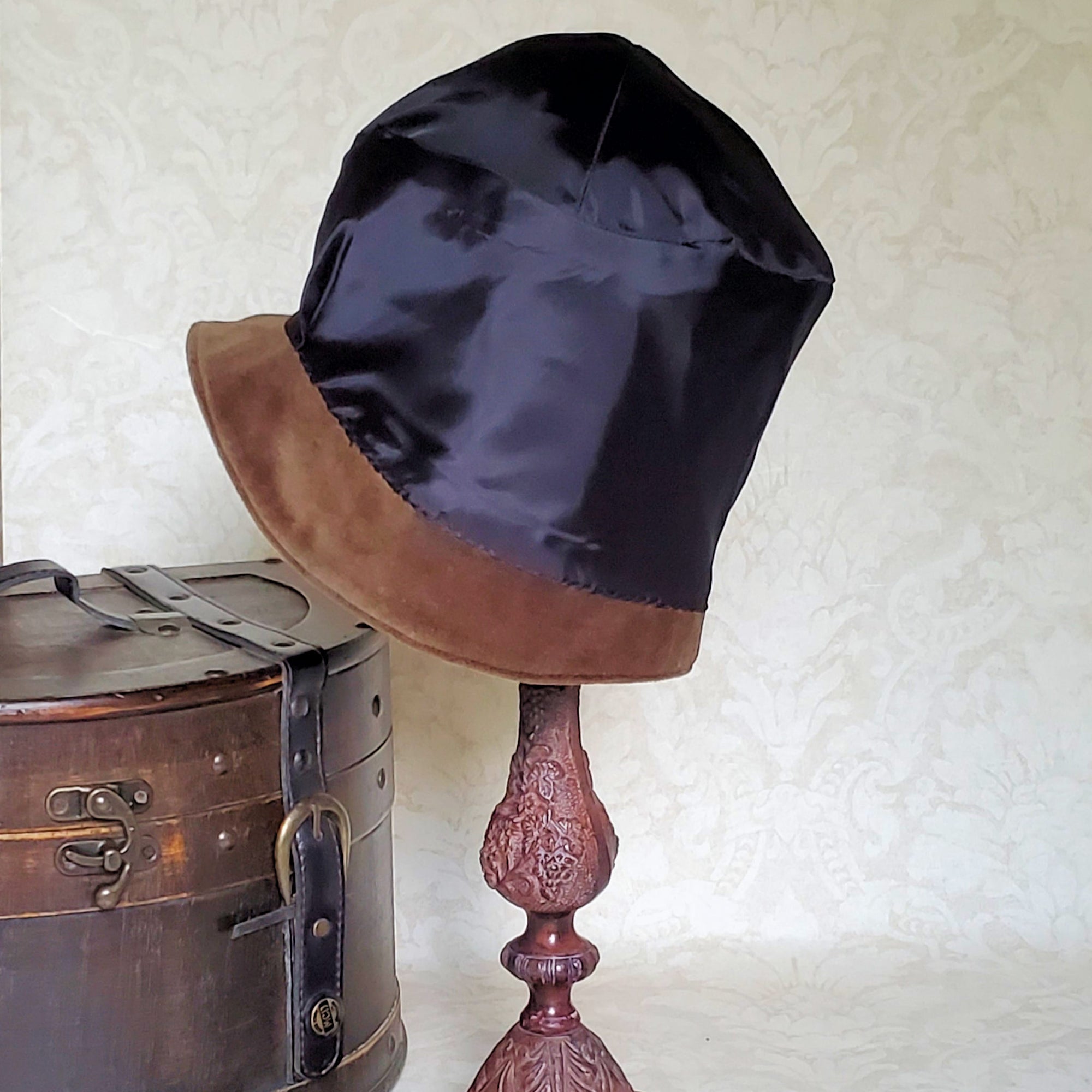 Cloche hat with a polyester acetate  black lining.
