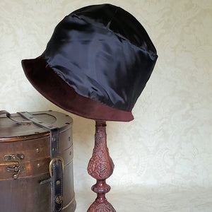 Vintage Women's Hat with full lining in black polyester acetate.